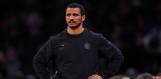 Joe Mazzulla fue elegido como el entrenador del año en la NBA