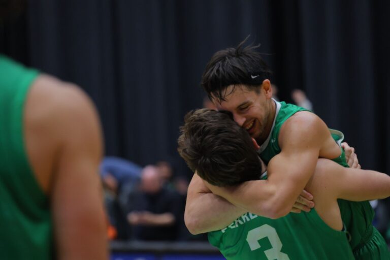 Atenas sacó adelante un partidazo y se quedó con el primer punto