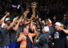 Los Knicks le ponen fin a su maldición: ¡son campeones después de 53 años! Los Knicks levantan el trofeo Larry O'Brien.