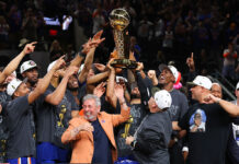 Los Knicks le ponen fin a su maldición: ¡son campeones después de 53 años! Los Knicks levantan el trofeo Larry O'Brien.