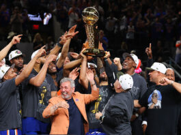 Los Knicks le ponen fin a su maldición: ¡son campeones después de 53 años! Los Knicks levantan el trofeo Larry O'Brien.