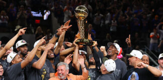 Los Knicks le ponen fin a su maldición: ¡son campeones después de 53 años! Los Knicks levantan el trofeo Larry O'Brien.