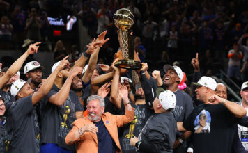 Los Knicks le ponen fin a su maldición: ¡son campeones después de 53 años! Los Knicks levantan el trofeo Larry O'Brien.