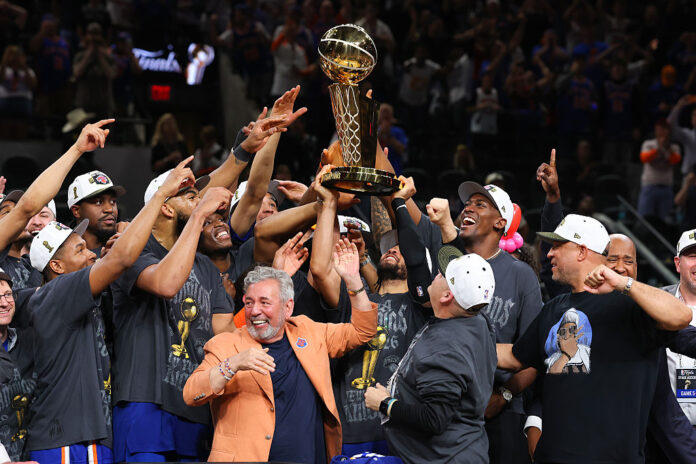 2026 NBA Finals - Game Five Los Knicks levantan el trofeo Larry O'Brien.