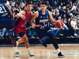 Iván Gramajo seguirá en Regatas Corrientes Iván Gramajo lleva la pelota para Regatas.