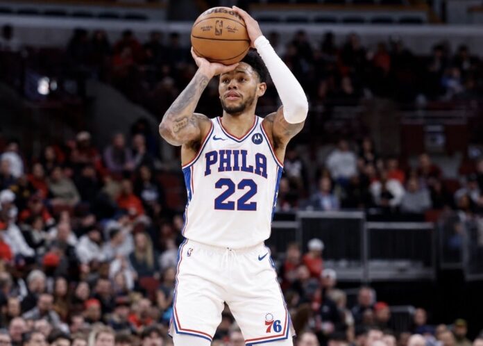 HMRgQmqXkAACYjT Anfernee Simons tira al aro.