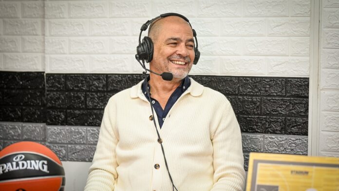 IMG_0939.JPG Sergio Hernández sonríe en el estudio León Najnudel durante la entrevista de 3x3 Radio. Fotografía por Maru Álvarez.