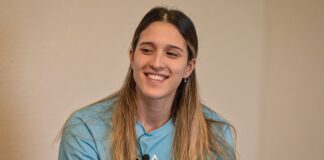 Julia Fernández: «Estoy muy contenta de tener esta oportunidad» Julia Fernández sonríe durante la entrevista de 3x3 Radio.
