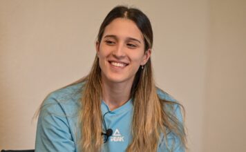 Julia Fernández: «Estoy muy contenta de tener esta oportunidad» Julia Fernández sonríe durante la entrevista de 3x3 Radio.