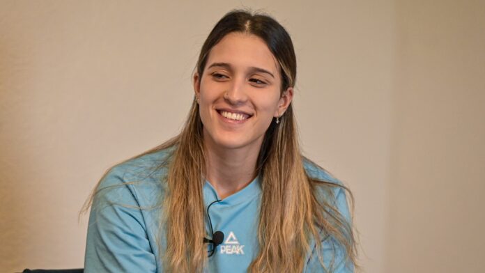 IMG_1168.JPG Julia Fernández sonríe durante la entrevista de 3x3 Radio.