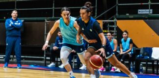 Chagas: «El objetivo siempre es llegar a lo más alto» Florencia Chagas lleva la pelota en un entrenamiento de la Selección.