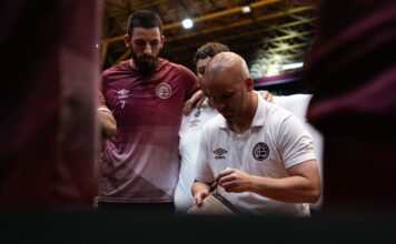 Manuel Anglese seguirá siendo el entrenador de Lanús