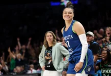 Kayla McBride hizo historia: récord de triples en la WNBA y triunfo Kayla McBride sonríe tras la conversión de un triple en la victoria de las Lynx. Foto: NBC.