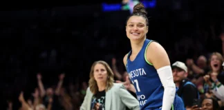 Kayla McBride hizo historia: récord de triples en la WNBA y triunfo Kayla McBride sonríe tras la conversión de un triple en la victoria de las Lynx. Foto: NBC.