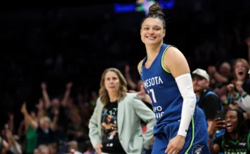 Kayla McBride hizo historia: récord de triples en la WNBA y triunfo Kayla McBride sonríe tras la conversión de un triple en la victoria de las Lynx. Foto: NBC.