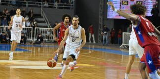 Bolmaro: «Tenemos que ir a Canadá a jugar de la misma manera» Leandro Bolmaro lleva la pelota en el juego ante Puerto Rico del jueves 27 de agosto del 2026. Fotografía por Maru Álvarez.
