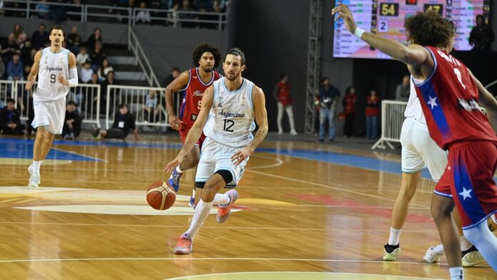 Leandro Bolmaro lleva la pelota en el juego ante Puerto Rico del jueves 27 de agosto del 2026. Fotografía por Maru Álvarez.